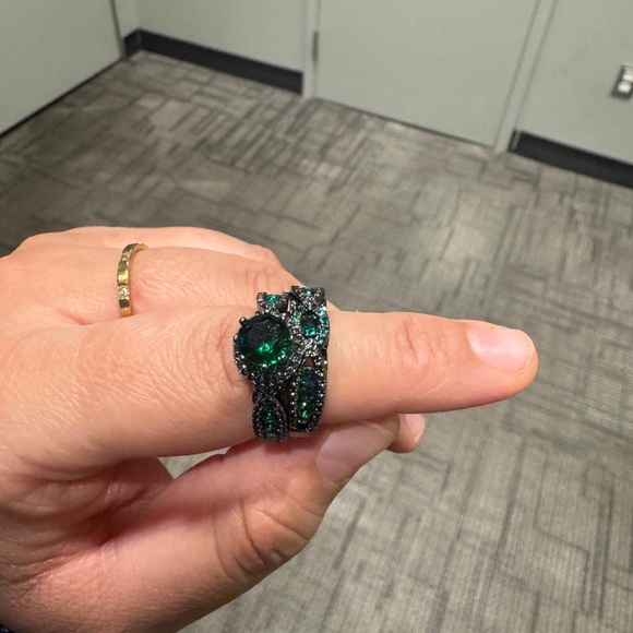 Green and Silver Women's Ring size 8 - Picture 8 of 8